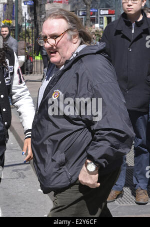 Gerard Depardieu lässt Kunjip Korean Restaurant in Manhattan mit seiner Tochter. Depardieu übersprungen einen Gerichtstermin in Paris aus Gebühren der Trunkenheit am Steuer, um einen neuen film er in dem ehemaligen IWF-Chef Dominique Stras spielt Stockfoto