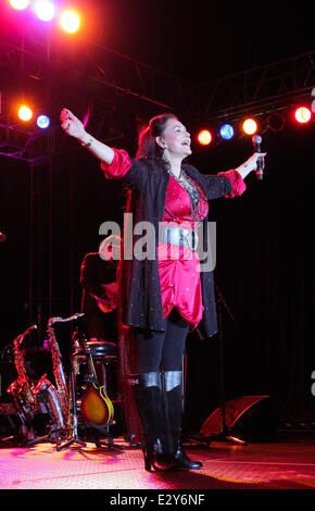 Crystal Gayle führt live in The Pavilion im Seminole Casino Coconut Creek Featuring: Crystal Gayle Where: Miami, Florida, USA bei: 5. April 2013 Stockfoto