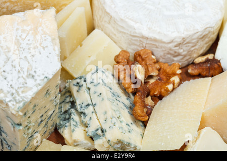 Stücke von Käse auf Holzplatte hautnah Stockfoto