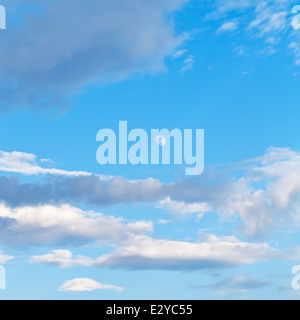 Mond und Wolken im blauen Abendhimmel im Sommer Stockfoto