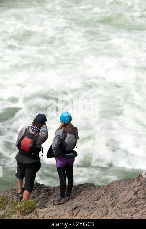 Kajakfahrer scouting Lava Falls, einer der größten Stromschnellen auf dem Colorado River im Grand Canyon, Arizona. Stockfoto