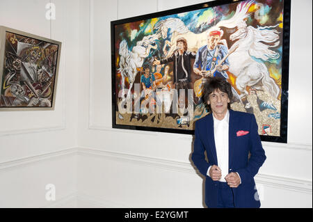 Ronnie Wood beim Start einer Ausstellung seiner eigenen Gemälde "Ronnie Wood: Raw Instinkt" in Schloss Fine Art Gallery in Mayfai Stockfoto
