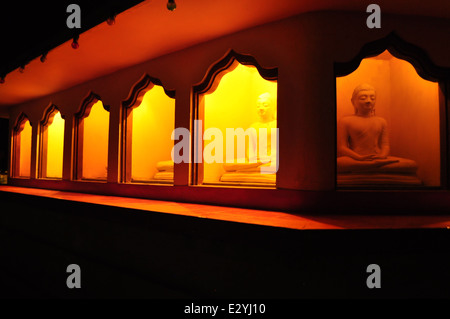 Buddhas im Schrein unter Bodhi-Baum Stockfoto