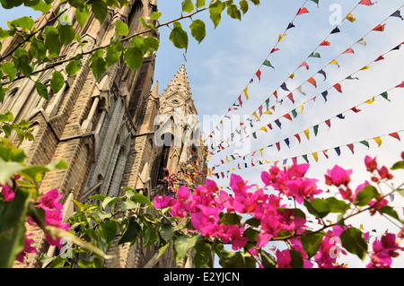 Mysore gotische Kathedrale mit bunten Gebetsfahnen Stockfoto