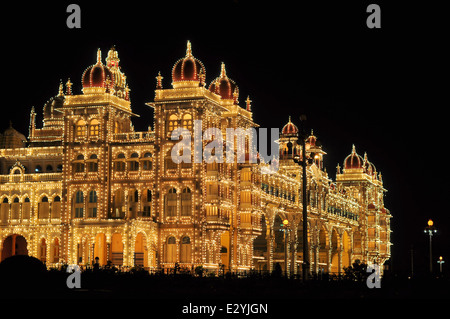 Mysore Palast in Indien, die nachts beleuchtet Stockfoto