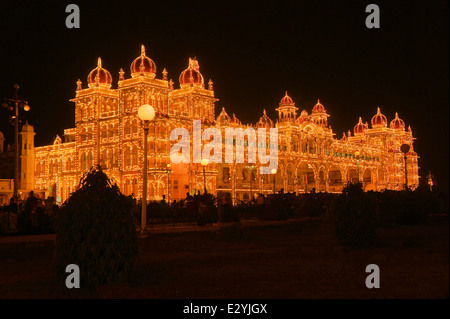 Mysore Palast in Indien, die nachts beleuchtet Stockfoto