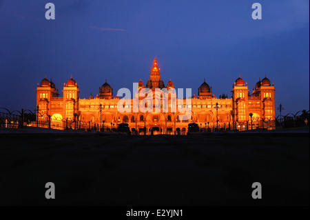 Mysore Palast in Indien, die nachts beleuchtet Stockfoto