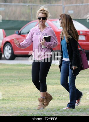 Britney Spears bei ihren Kindern Fußballspiel mit ihrem Vater und Ex-Mann am Pierce College West Hills mit: Britney Spears wo: Los Angeles, California, Vereinigte Staaten von Amerika bei: 14. April 2013 Stockfoto