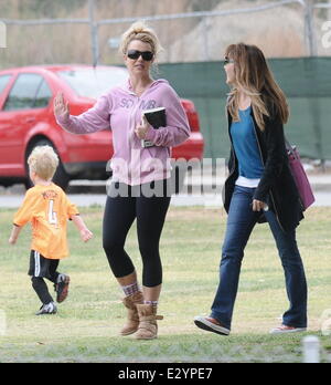 Britney Spears bei ihren Kindern Fußballspiel mit ihrem Vater und Ex-Mann am Pierce College West Hills mit: Britney Spears wo: Los Angeles, California, Vereinigte Staaten von Amerika bei: 14. April 2013 Stockfoto