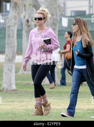 Britney Spears bei ihren Kindern Fußballspiel mit ihrem Vater und Ex-Mann am Pierce College West Hills mit: Britney Spears wo: Los Angeles, California, Vereinigte Staaten von Amerika bei: 14. April 2013 Stockfoto