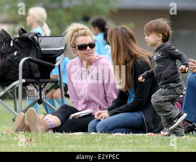 Britney Spears bei ihren Kindern Fußballspiel mit ihrem Vater und Ex-Mann am Pierce College West Hills mit: Britney Spears wo: Los Angeles, California, Vereinigte Staaten von Amerika bei: 14. April 2013 Stockfoto