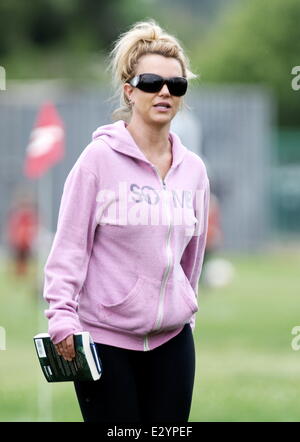 Britney Spears bei ihren Kindern Fußballspiel mit ihrem Vater und Ex-Mann am Pierce College West Hills mit: Britney Spears wo: Los Angeles, California, Vereinigte Staaten von Amerika bei: 14. April 2013 Stockfoto