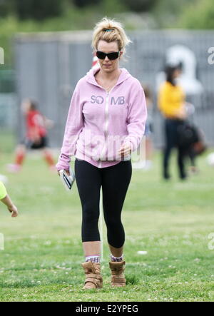 Britney Spears bei ihren Kindern Fußballspiel mit ihrem Vater und Ex-Mann am Pierce College West Hills mit: Britney Spears wo: Los Angeles, California, Vereinigte Staaten von Amerika bei: 14. April 2013 Stockfoto