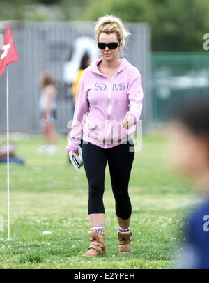 Britney Spears bei ihren Kindern Fußballspiel mit ihrem Vater und Ex-Mann am Pierce College West Hills mit: Britney Spears wo: Los Angeles, California, Vereinigte Staaten von Amerika bei: 14. April 2013 Stockfoto