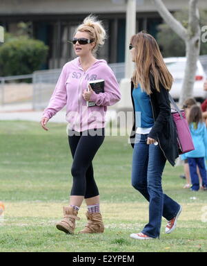 Britney Spears bei ihren Kindern Fußballspiel mit ihrem Vater und Ex-Mann am Pierce College West Hills mit: Britney Spears wo: Los Angeles, California, Vereinigte Staaten von Amerika bei: 14. April 2013 Stockfoto