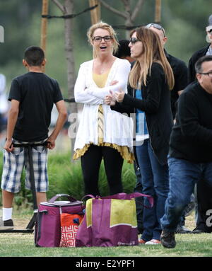 Britney Spears bei ihren Kindern Fußballspiel mit ihrem Vater und Ex-Mann am Pierce College West Hills mit: Britney Spears wo: Los Angeles, California, Vereinigte Staaten von Amerika bei: 14. April 2013 Stockfoto