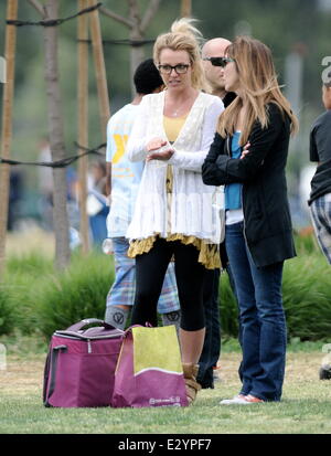 Britney Spears bei ihren Kindern Fußballspiel mit ihrem Vater und Ex-Mann am Pierce College West Hills mit: Britney Spears wo: Los Angeles, California, Vereinigte Staaten von Amerika bei: 14. April 2013 Stockfoto