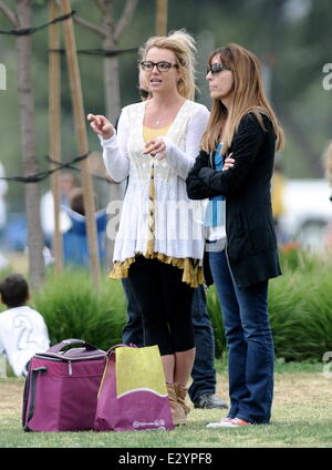 Britney Spears bei ihren Kindern Fußballspiel mit ihrem Vater und Ex-Mann am Pierce College West Hills mit: Britney Spears wo: Los Angeles, California, Vereinigte Staaten von Amerika bei: 14. April 2013 Stockfoto