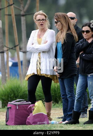 Britney Spears bei ihren Kindern Fußballspiel mit ihrem Vater und Ex-Mann am Pierce College West Hills mit: Britney Spears wo: Los Angeles, California, Vereinigte Staaten von Amerika bei: 14. April 2013 Stockfoto