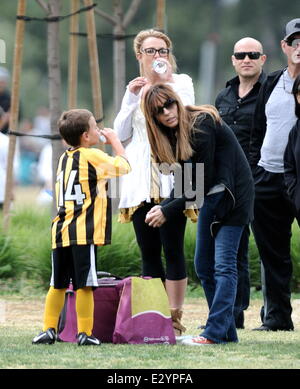 Britney Spears bei ihren Kindern Fußballspiel mit ihrem Vater und Ex-Mann am Pierce College West Hills mit: Britney Spears wo: Los Angeles, California, Vereinigte Staaten von Amerika bei: 14. April 2013 Stockfoto