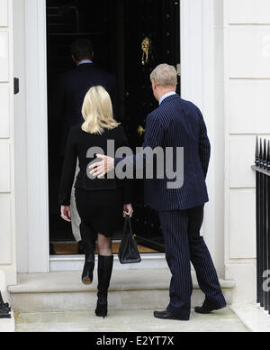 Sir Mark Thatcher mit seiner Frau Sarah-Jane und Kinder Michael und Amanda außerhalb Thatchers Featuring Haus: Sir Mark Thatcher, Sarah-Jane Thatcher wo: London, Vereinigtes Königreich bei: 15. April 2013 Stockfoto