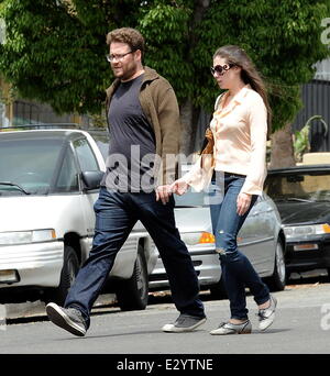 Schauspieler Seth Rogen erhält einen überraschenden Besuch an seinem Geburtstag von seiner Frau Lauren Miller am Set von "Townies" Featuring: Seth Rogen, Lauren Miller wo: Los Angeles, CA, Vereinigte Staaten von Amerika bei: 15. April 2013 Stockfoto