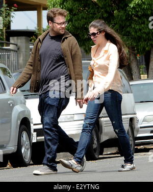 Schauspieler Seth Rogen erhält einen überraschenden Besuch an seinem Geburtstag von seiner Frau Lauren Miller am Set von "Townies" Featuring: Seth Rogen, Lauren Miller wo: Los Angeles, CA, Vereinigte Staaten von Amerika bei: 15. April 2013 Stockfoto