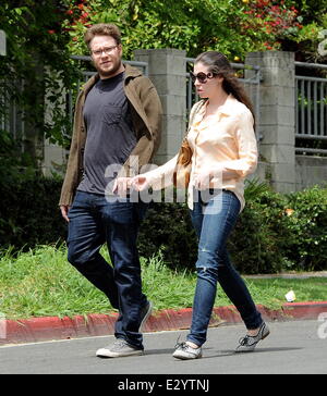 Schauspieler Seth Rogen erhält einen überraschenden Besuch an seinem Geburtstag von seiner Frau Lauren Miller am Set von "Townies" Featuring: Seth Rogen, Lauren Miller wo: Los Angeles, CA, Vereinigte Staaten von Amerika bei: 15. April 2013 Stockfoto