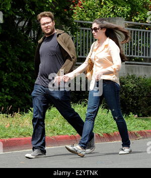 Schauspieler Seth Rogen erhält einen überraschenden Besuch an seinem Geburtstag von seiner Frau Lauren Miller am Set von "Townies" Featuring: Seth Rogen, Lauren Miller wo: Los Angeles, CA, Vereinigte Staaten von Amerika bei: 15. April 2013 Stockfoto