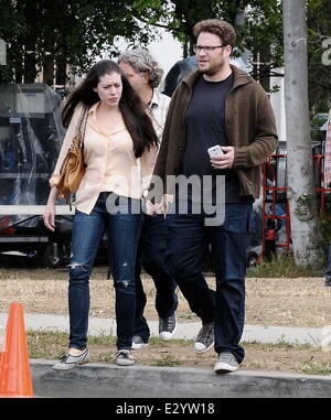 Schauspieler Seth Rogen erhält einen überraschenden Besuch an seinem Geburtstag von seiner Frau Lauren Miller am Set von "Townies" Featuring: Seth Rogen, Lauren Miller wo: Los Angeles, CA, Vereinigte Staaten von Amerika bei: 15. April 2013 Stockfoto