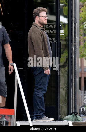 Schauspieler Seth Rogen erhält einen überraschenden Besuch an seinem Geburtstag von seiner Frau Lauren Miller am Set von "Townies" Featuring: Seth Rogen Where: Los Angeles, CA, Vereinigte Staaten von Amerika bei: 15. April 2013 Stockfoto