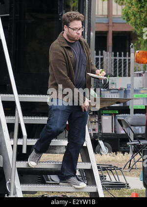 Schauspieler Seth Rogen erhält einen überraschenden Besuch an seinem Geburtstag von seiner Frau Lauren Miller am Set von "Townies" Featuring: Seth Rogen Where: Los Angeles, CA, Vereinigte Staaten von Amerika bei: 15. April 2013 Stockfoto