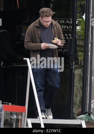 Schauspieler Seth Rogen erhält einen überraschenden Besuch an seinem Geburtstag von seiner Frau Lauren Miller am Set von "Townies" Featuring: Seth Rogen Where: Los Angeles, CA, Vereinigte Staaten von Amerika bei: 15. April 2013 Stockfoto