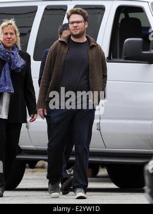 Schauspieler Seth Rogen erhält einen überraschenden Besuch an seinem Geburtstag von seiner Frau Lauren Miller am Set von "Townies" Featuring: Seth Rogen Where: Los Angeles, CA, Vereinigte Staaten von Amerika bei: 15. April 2013 Stockfoto