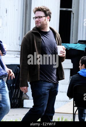 Schauspieler Seth Rogen erhält einen überraschenden Besuch an seinem Geburtstag von seiner Frau Lauren Miller am Set von "Townies" Featuring: Seth Rogen Where: Los Angeles, CA, Vereinigte Staaten von Amerika bei: 15. April 2013 Stockfoto