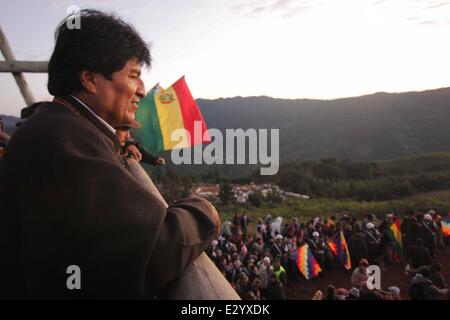 Santa Cruz, Bolivien. 21. Juni 2014. Bolivianische Präsident Evo Morales (L) beteiligt sich an einer Winter-Sonnenwende-Feier in Samaipata Fort, eine archäologische Stätte befindet sich 120km entfernt von der Stadt Santa Cruz, Bolivien, am 21. Juni 2014. Der Winter-Sonnenwende, genannt helle Morgenstern in der Guarani-Kultur wurde ein nationaler Feiertag im Jahr 2009 von Morales Regierung erklärt. Während der Winter-Sonnenwende treffen sich Vertreter der wichtigsten ethnischen Gruppen des Landes, wie Aymara, Quechua und Guaraní, in den archäologischen Ruinen von Samaipata Fort. Bildnachweis: Enzo De Luca/ABI/Xinhua/Alamy Live-Nachrichten Stockfoto