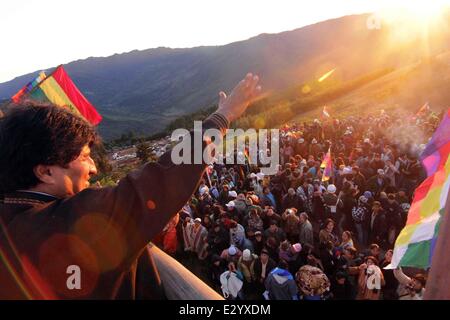 Santa Cruz, Bolivien. 21. Juni 2014. Bolivianische Präsident Evo Morales (L) beteiligt sich an einer Winter-Sonnenwende-Feier in Samaipata Fort, eine archäologische Stätte befindet sich 120km entfernt von der Stadt Santa Cruz, Bolivien, am 21. Juni 2014. Der Winter-Sonnenwende, genannt helle Morgenstern in der Guarani-Kultur wurde ein nationaler Feiertag im Jahr 2009 von Morales Regierung erklärt. Während der Winter-Sonnenwende treffen sich Vertreter der wichtigsten ethnischen Gruppen des Landes, wie Aymara, Quechua und Guaraní, in den archäologischen Ruinen von Samaipata Fort. Bildnachweis: Enzo De Luca/ABI/Xinhua/Alamy Live-Nachrichten Stockfoto