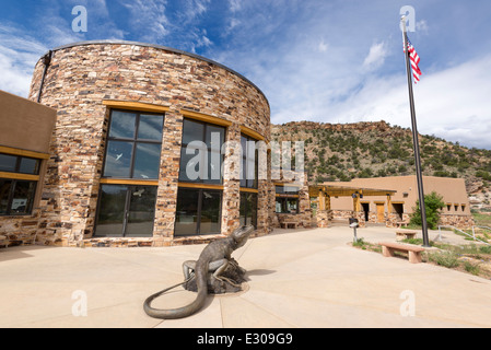 Great Basin Collared Eidechse Skulptur vor dem Escalante Interagency Forge Center in Escalante, Utah. Stockfoto