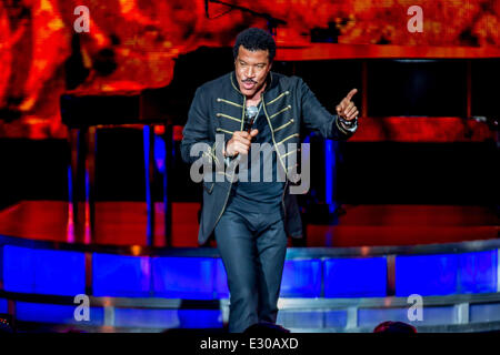 Clarkston, Michigan, USA. 21. Juni 2014. LIONEL RICHIE durchführen an seinem Geburtstag auf der alle Hits All Night Long-Tour bei DTE Energy Music Theatre in Clarkston Mi am 20. Juni 2014 Credit: Marc Nader/ZUMA Wire/ZUMAPRESS.com/Alamy Live News Stockfoto