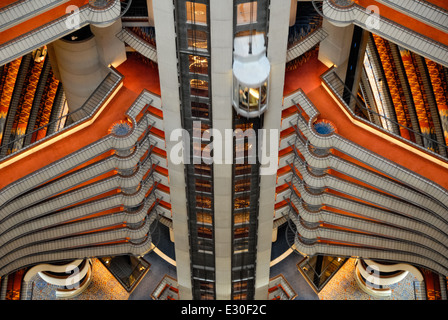 Atemberaubende Interieur des Marriott Marquis Atlanta Hotels entworfen vom Architekten John Portman Jr. in Downtown Atlanta, Georgia. Stockfoto