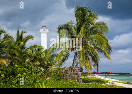 Seaside Park mit tropischer Vegetation im Dorf Mahahual, Costa Maya, Mexiko. Stockfoto