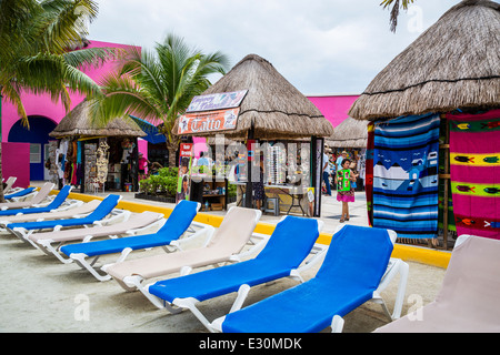 Liegestühle am Strand am Cruise ship Terminal in Costa Maya, Mexiko, Karibik. Stockfoto