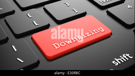 Downsizing auf rote Taste. Stockfoto