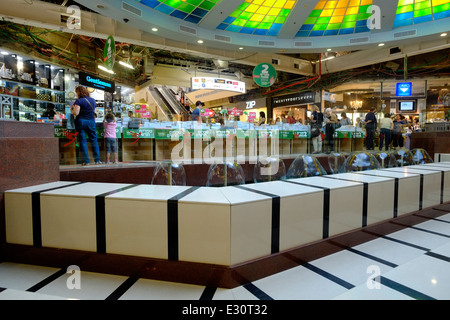 Innenraum der Ayalon Einkaufszentrum in Ramat Gan, Israel Stockfoto