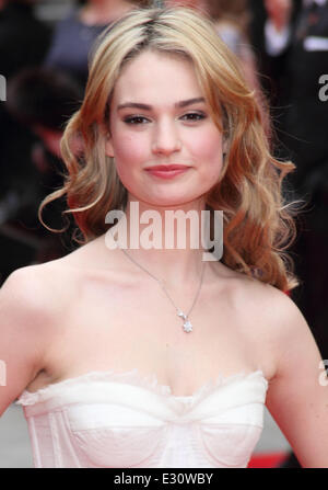 Laurence Olivier Awards 2013 statt an der Königlichen Opernhaus - Ankünfte mit: Lily James Where: London, Vereinigtes Königreich W Stockfoto