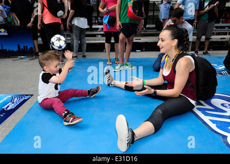Brüssel, Belgien. 22. Juni 2014. Eine Mutter spielt mit ihrem Kind bei ein Freestyle-Fußball-Wettbewerb der European Championship in der Innenstadt von Brüssel, 21. Juni 2014. Bildnachweis: Ye Pingfan/Xinhua/Alamy Live-Nachrichten Stockfoto
