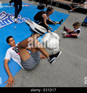 Brüssel, Belgien. 22. Juni 2014. Ein junger Fußball-Fan Praktiken mit Ball während ein Freestyle-Fußball-Wettbewerb der European Championship in der Innenstadt von Brüssel, 21. Juni 2014. Bildnachweis: Ye Pingfan/Xinhua/Alamy Live-Nachrichten Stockfoto
