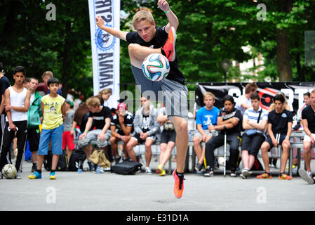 Brüssel, Belgien. 22. Juni 2014. Ein junger Fußball-Fan jongliert mit Ball während ein Freestyle-Fußball-Wettbewerb der European Championship in der Innenstadt von Brüssel, 21. Juni 2014. Bildnachweis: Ye Pingfan/Xinhua/Alamy Live-Nachrichten Stockfoto