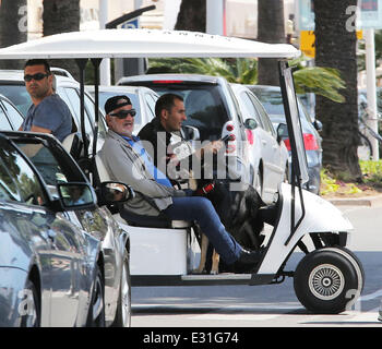 Französischer Schauspieler Jean-Paul Belmondo reitet in einem Buggy über die Promenade De La Croisette mit Freunden zum Mittagessen am Strand mit: Jean-Paul Belmondo wo: Cannes, Frankreich bei: 8. Mai 2013 Stockfoto