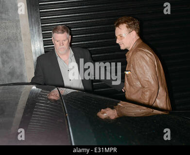 Bono feiert seinen 53. Geburtstag bis nach 05:00 mit Frau Ali Hewson und U2 Bandmitglieder The Edge & Larry Mullen auf Coppinger Zeile Restaurant Featuring: Bono wo: Dublin, Irland: 11. Mai 2013 Stockfoto